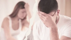 Para doświadczająca emocjonalnego dystansu, symbolizująca brak seksu w związku.